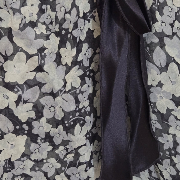 Banana Republic Black and White Floral Blouse - Picture 3 of 7